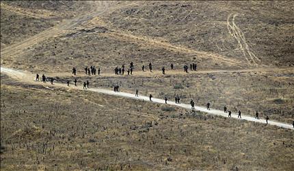 جنود إسرائيليون خلال المناورات في الجولان السوري المحتل امس (ا ب ا) 