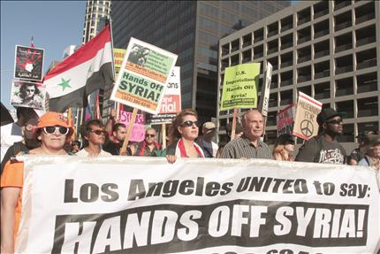 متظاهرون ضد العدوان الأميركي على سوريا في لوس أنجلس أمس الأول (رويترز) 
