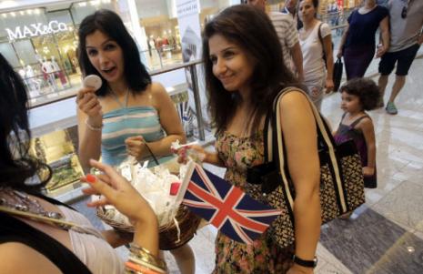 لبنانيات يتناولن المغلي في أحد المجمعات التجارية في بيروت احتفالاً بالمولود الأول للأمير ويليام نجل ولي العهد البريطاني (أ ف ب) 