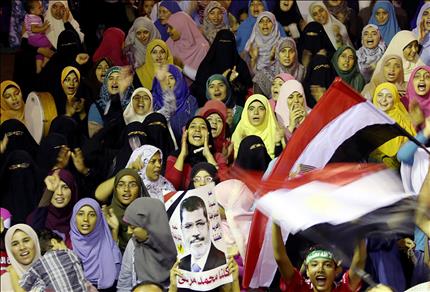 مناصرات لمرسي خلال اعتصام قرب جامعة القاهرة في الجيزة أمس (أ ب أ) 