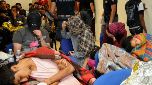 تم انقاذ نحو 100 آخرين معظمهم من النساء والأطفال بحسب السلطات الايطالية