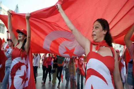 اعتصام «الرحيل» أمام مقر المجلس التأسيسي التونسي مستمر حتى تحقيق المطالب (فتحي بلعيد ــ أ ف ب) 