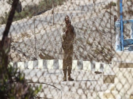 رصد الجيش المصري متفجرات موجهة عن بعد من جانب قطاع غزة (سعيد خطيب ــ أ ف ب) 