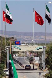 مسلحون على معبر باب السلامة السوري في 16 ايلول الحالي، وذلك فيما اغلقت تركيا امس الجهة المقابلة بعد سيطرة اتباع «القاعدة» على اعزاز (ا ف ب) 