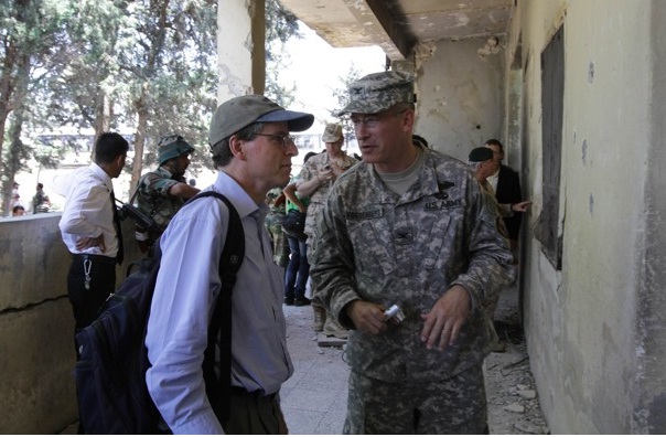 (السفير روبرت فورد في حماة في تموز/يوليو 2011)
