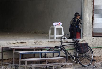 طفل يبيع سجائر في الغوطة الشرقية في ريف دمشق امس الاول (رويترز</body></html>