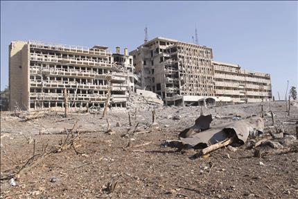 الدمار الذي لحق بمستشفى الكندي في حلب بعد سيطرة المسلحين عليه امس الاول (ا ف ب) 