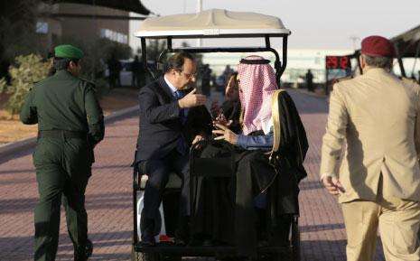 الرئيس الفرنسي مع ولي العهد السعودي سلمان بن عبد العزيز في القصر الملكي في الرياض أمس (أ ف ب)