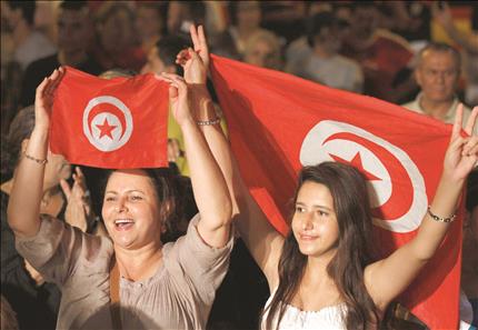 تونسيات يشاركن في تظاهرة مناهضة للحكومة المستقيلة في تونس العاصمة في بداية شهر آب الماضي (رويترز) 