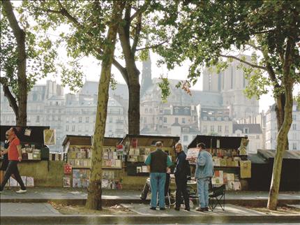 صورة لأكشاك تبيع الكتب على ضفاف نهر السين في العاصمة الفرنسية باريس (عن الانترنت) 