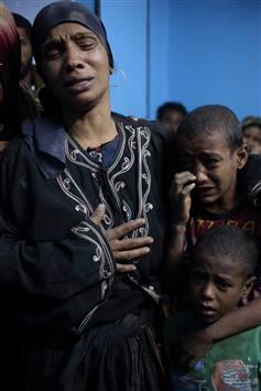 امرأة وطفلاها ينتحبون بعد تلقيهم خبر مقتل رب العائلة في الاشتباكات القبلية في اسوان امس (أب)