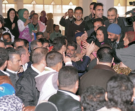 2014-03-12 الرئيس الأسد يتفقد أماكن إقامة المهجرين في مركز الدوير بعدرا 