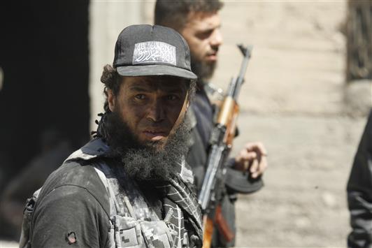 مسلحان اسلاميان خلال استعدادهما لمهاجمة حي الراموسة في حلب امس (رويترز)