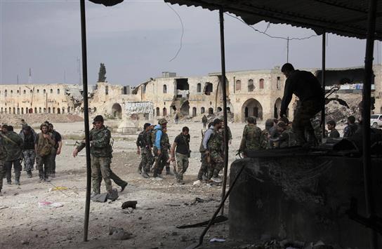 جنود سوريون داخل ثكنة هنانو في حلب بعد صدهم هجوماً للمسلحين أمس (رويترز)