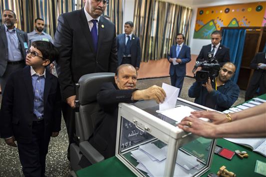 بوتفليقة يدلي بصوته في الجزائر أمس (رويترز)