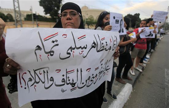 أعضاء من "حركة 6 إبريل" يتظاهرون أمام قصر الاتحادية الرئاسي في القاهرة ضد قرار منع التظاهر أمس الأول (رويترز)