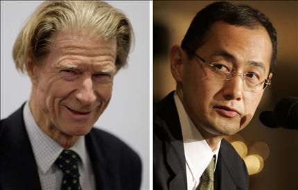 الفائزان بجائزة نوبل للطب، الياباني شينيا ياماناكا، والبريطاني جون ب. غوردون.(أ ف ب) 