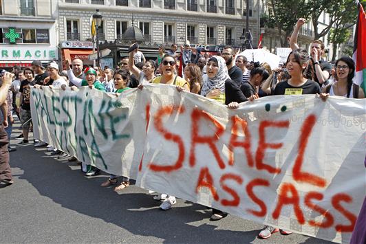 من تظاهرة مناصرة لفلسطين في العاصمة الفرنسية باريس، أمس الأول. (أ ب)