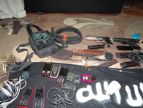 صورة نشرها المتحدث العسكري للأسلحة والمعدات التي خلفها الإرهابيون وراءهم في نقطة الفرافرة. ("السفير")