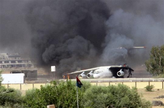 صورة مأخوذة عن شريط فيديو لطائرة تحترق في مطار طرابلس امس الاول (رويترز)