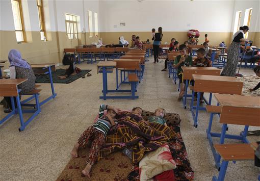 نازحون من الأقلية الايزيدية في قضاء سنجار في إحدى مدارس قضاء دهوك أمس.(رويترز)