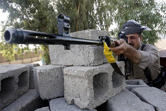أحد مقاتلي "البشمركة" الكردية خلال مواجهات مع "داعش" في بلدة خازر قرب الموصل، أمس. (د ب أ)