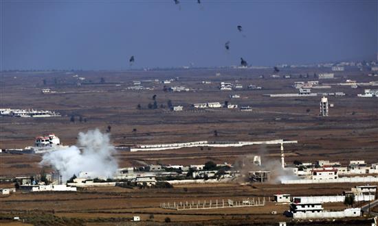 دخان يتصاعد من القنيطرة جراء الاشتباكات بين القوات السورية والمسلحين أمس (ا ب ا)