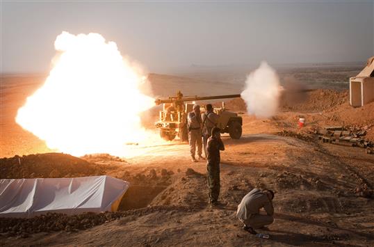 قوات "البشمركة" الكردية أثناء معارك مع تنظيم "داعش" في بلدة طوزخورماتو في محافظة صلاح الدين العراقية، أمس. (أ ف ب)