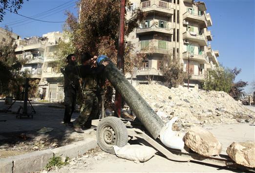 مسلحون يستعدون لاستهداف القوات السورية في حلب (رويترز)