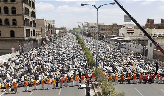 يمنيون يتظاهرون في صنعاء امس للمطالبة باستقالة الحكومة (رويترز)