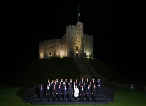 قادة دول الحلف الاطلسي امام قلعة كارديف في ويلز، امس (رويترز)
