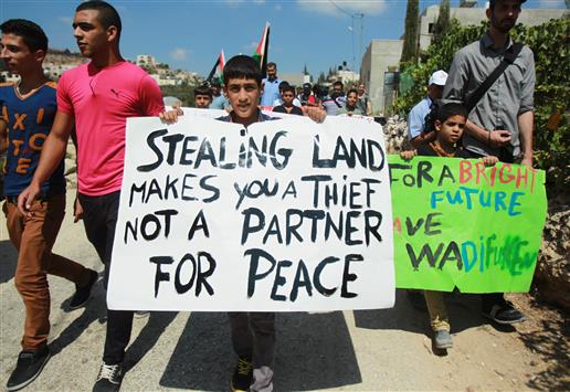 فلسطينيون يتظاهرون في الضفة الغربية أمس ضد قرار إسرائيل الاستيلاء على 400 دونم من الأراضي(ا ف ب)