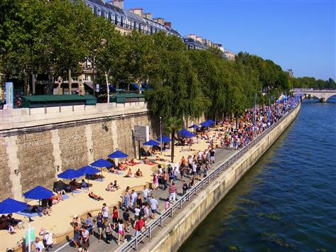 صورة لأحد الشواطئ الاصطناعية التي أقامتها بلدية باريس على طول نهر السين (عن الإنترنت)
