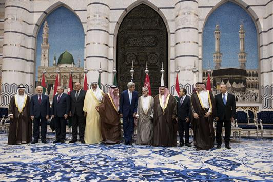 كيري يتوسط وزراء الخارجية العرب خلال اجتماع جدة في السعودية أمس (أ ف ب)