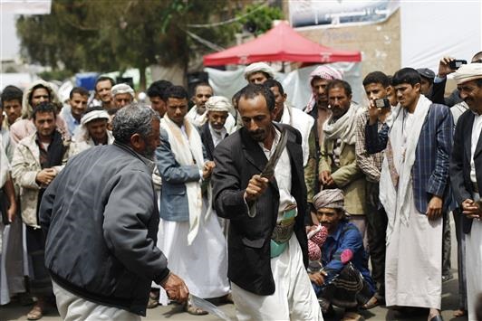 مؤيدون للحوثيين يرقصون رقصة تقليدية خلال اعتصام لهم على طريق رئيسي في صنعاء، يؤدي إلى المطار، أمس الأول (أ ب)