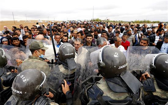 الشرطة التركية خلال منعها اكراداً سوريين من العودة الى عين العرب (كوباني) امس (ا ب ا)