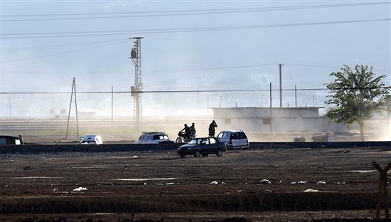 مسلحون من «داعش» خلال دورية على الحدود التركية أمس (ا ب ا)