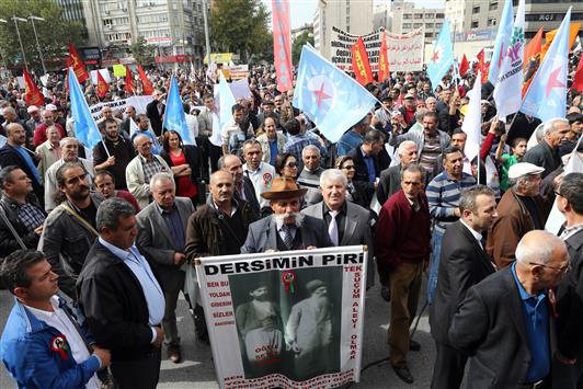 علويون اتراك يتظاهرون في انقرة دعما لعين العرب امس (ا ب ف)