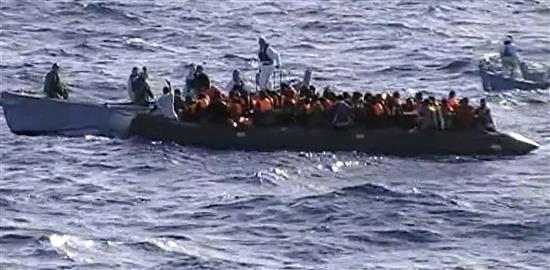 لاجئون على متن قارب في البحر المتوسط (عن الانترنت)