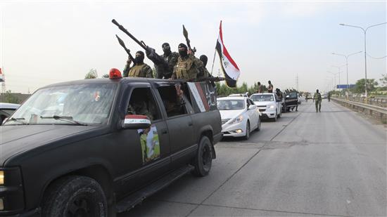 مقاتلون عراقيون خلال دورية على اطراف بغداد امس الاول (رويترز)