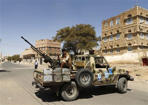 مسلح حوثي على آلية عسكرية في صنعاء أمس (رويترز)