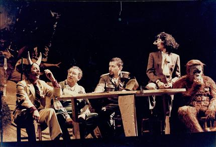 جوزيف صقر (أقصى اليسار) مع زياد الرحباني وعمر ميقاتي في مشهد من "بخصوص الكرامة والشعب العنيد" عام 1993 