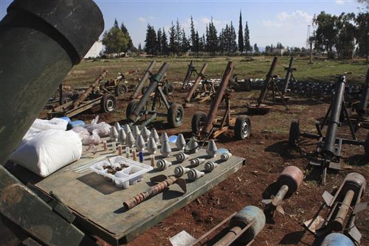 اسلحة صادرها الجيش السوري بعد سيطرته على بلدة مورك في ريف حماه امس (رويترز)