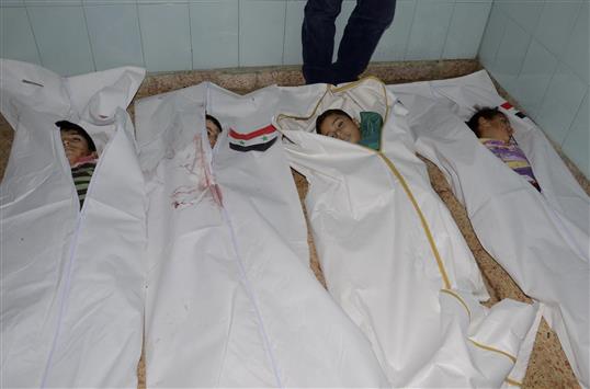 جثامين اربع اطفال قتلوا في سقوط قذائف على مدرسة في حي الحمدانية في حلب امس (رويترز)
