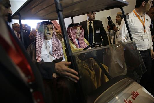وزير الخارجية السعودي سعود الفيصل لدى وصوله الى اجتماع وزراء الخارجية العرب في شرم الشيخ امس (ا ف ب)