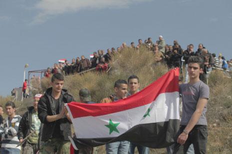 سوريون يحتشدون في مقابل بلدة مجدل شمس المحتلة ( الأخبار) 