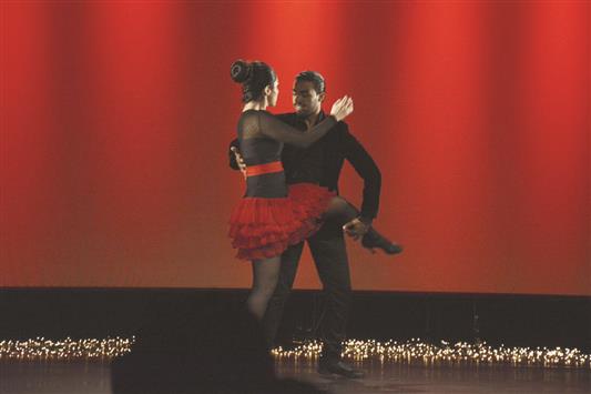 الراقصان محمد شباط وميس دلول في احتفالية المسرح العالمي على خشبة الحمراء بدمشق