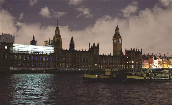 «بيغ بن» ومبنى البرلمان البريطاني غارقين في الظلام ضمن مبادرة «ساعة الأرض» أمس الأول (أ ف ب)