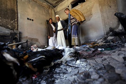 يمنيون يتفقدون الأضرار التي لحقت بمنزلهم بعد غارة سعودية على صنعاء (رويترز)