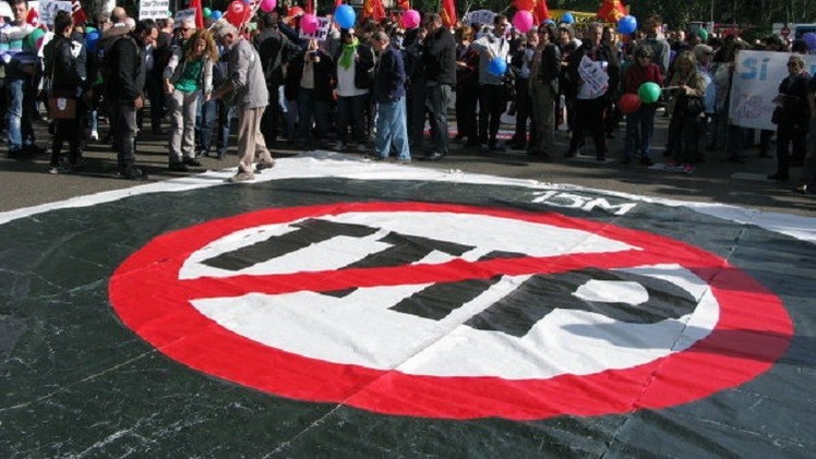 أوروبيون يتظاهرون احتجاجا على اتفاقية "الشراكة التجارية والاستثمارية عبر المحيط الأطلسي" 